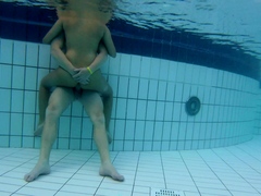 couple-fucks-underwater-in-the-public-pool